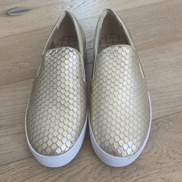 Vionic scalloped slip on sneaker gold size 8 - Picture 3 of 6